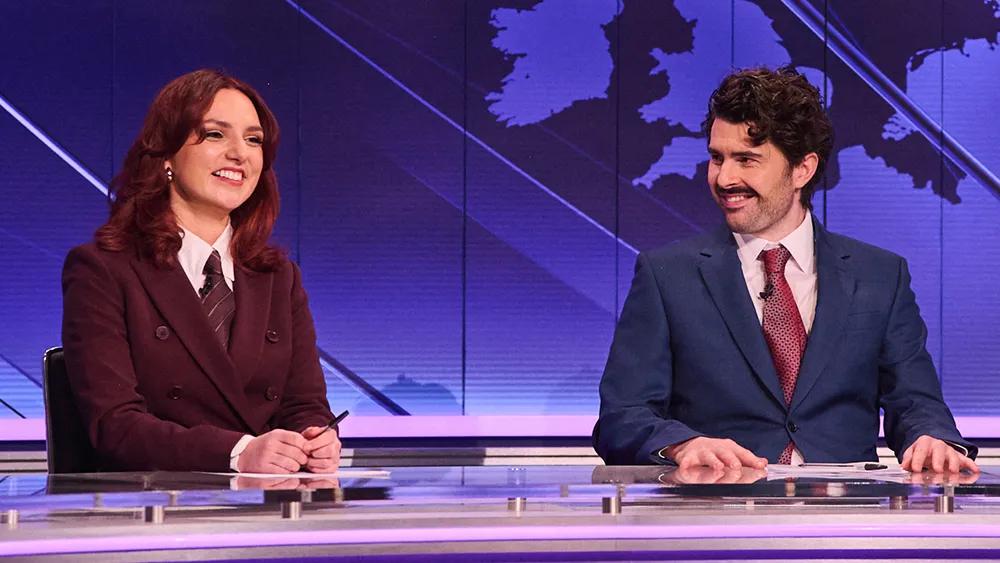 بازیگران SNL U.K. روی صحنه در اجرای زنده
