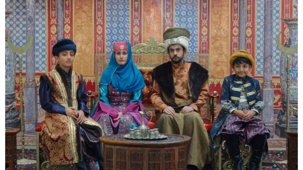 صحنه‌ای از فیلم مثلِ درختی بی‌شاخه؛ رفیق و فرزندان مراقبت شده