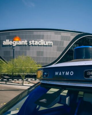 Waymo در فضای شهری لاس‌وگاس؛ خودرو خودران در حرکت