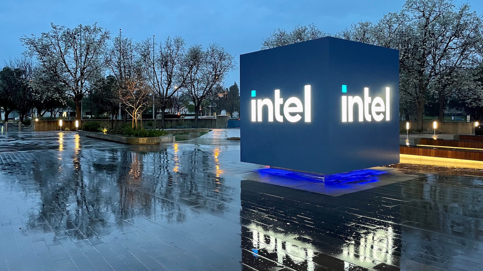 نمایش لوگوی AMD و نمودار مالی
