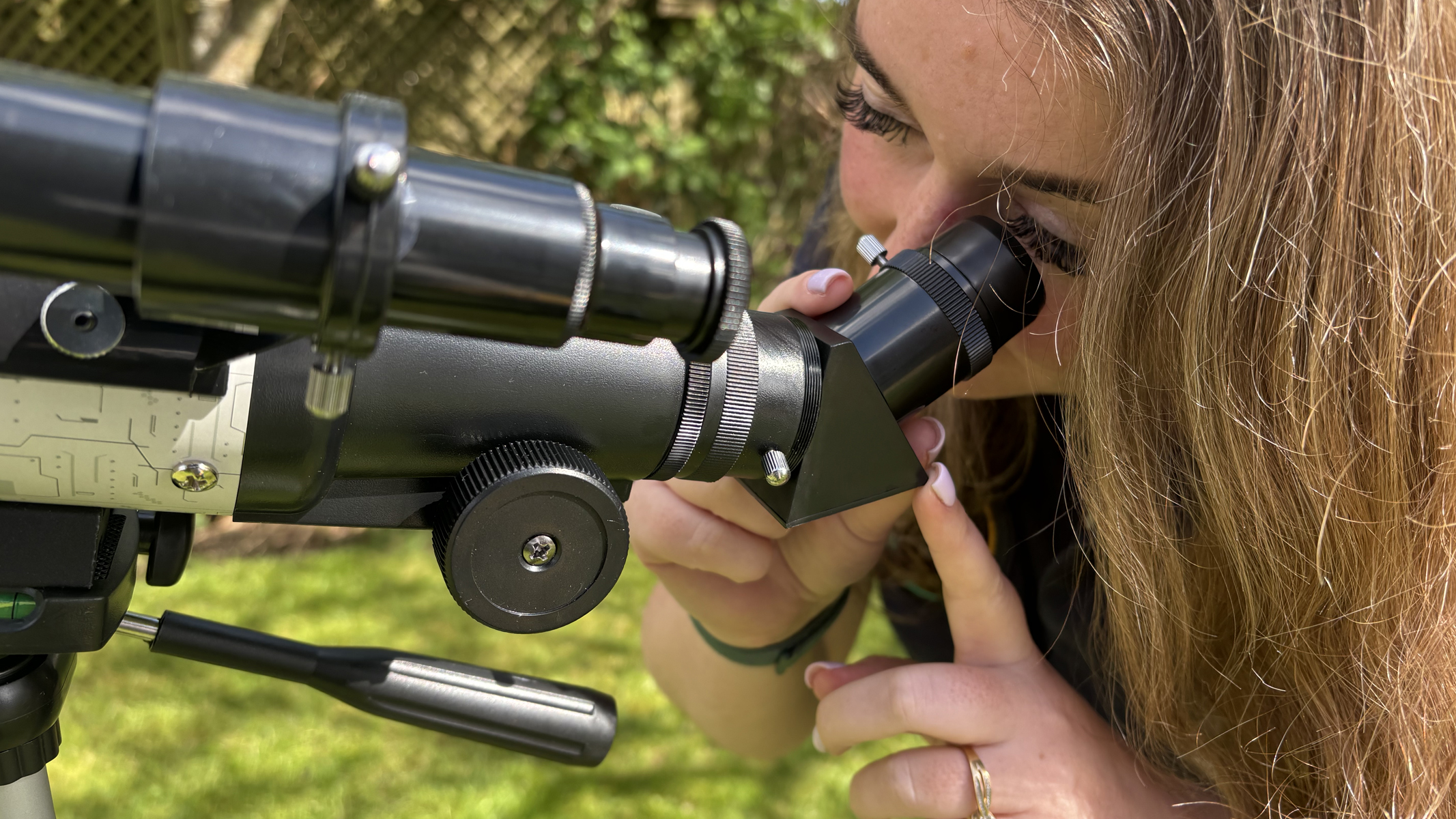 نمای نزدیک تلسکوپ Celestron Moon Mission نصب‌شده روی سه‌پایه