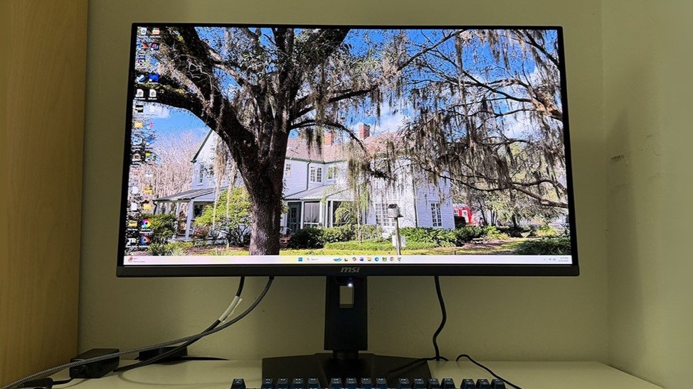 نمای کناری و پایه Samsung Odyssey G80HS با نور LED