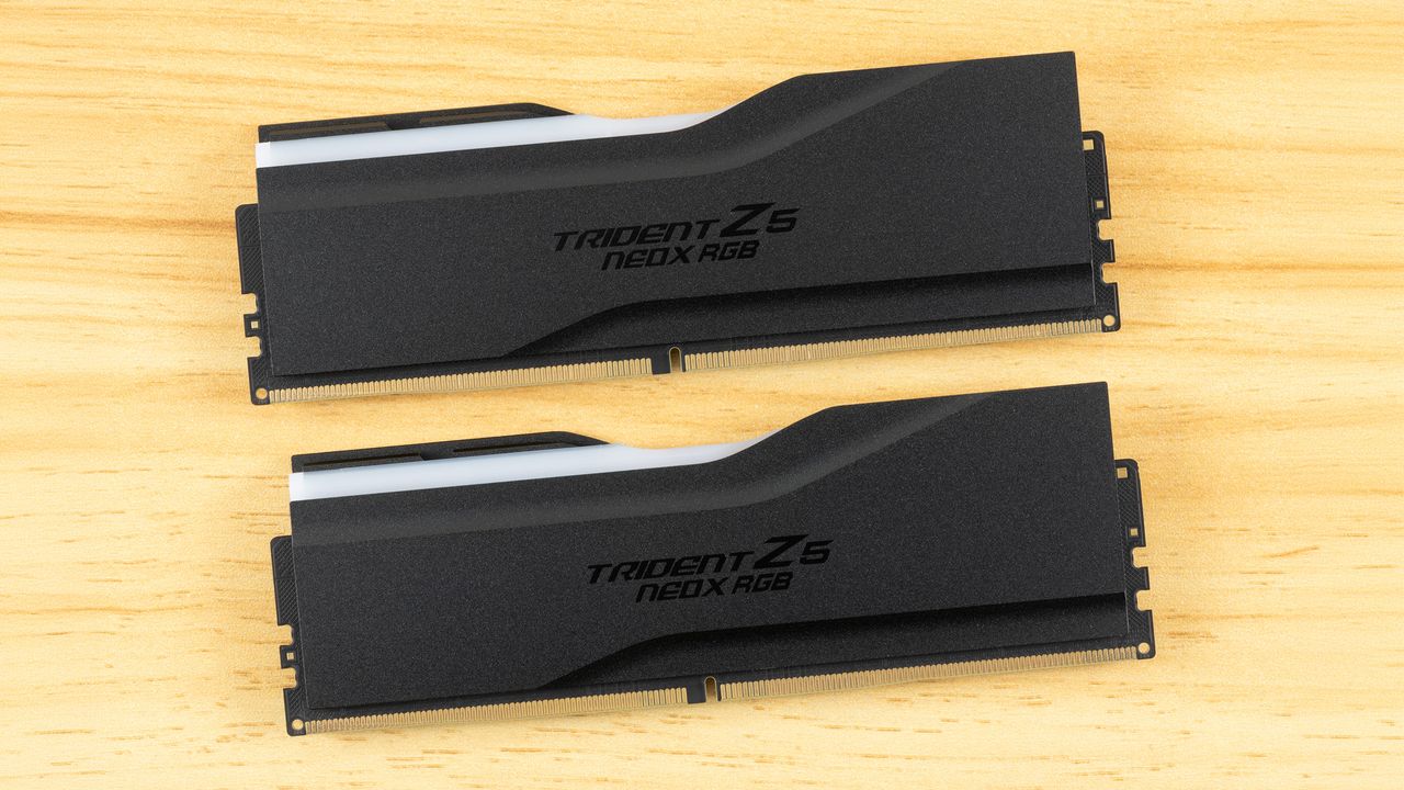 ماژول G.Skill Trident Z5 NeoX از نمای کنار با نور RGB