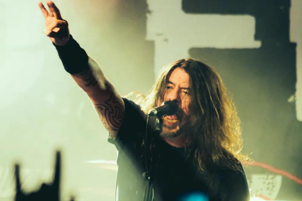 دیو گرول در اجرای زنده Foo Fighters در فیلادلفیا