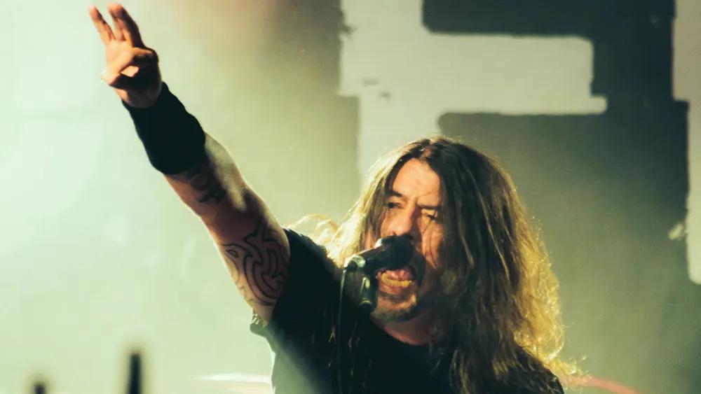 طرفداران در پارکینگ پیش از کنسرت Foo Fighters در فیلادلفیا