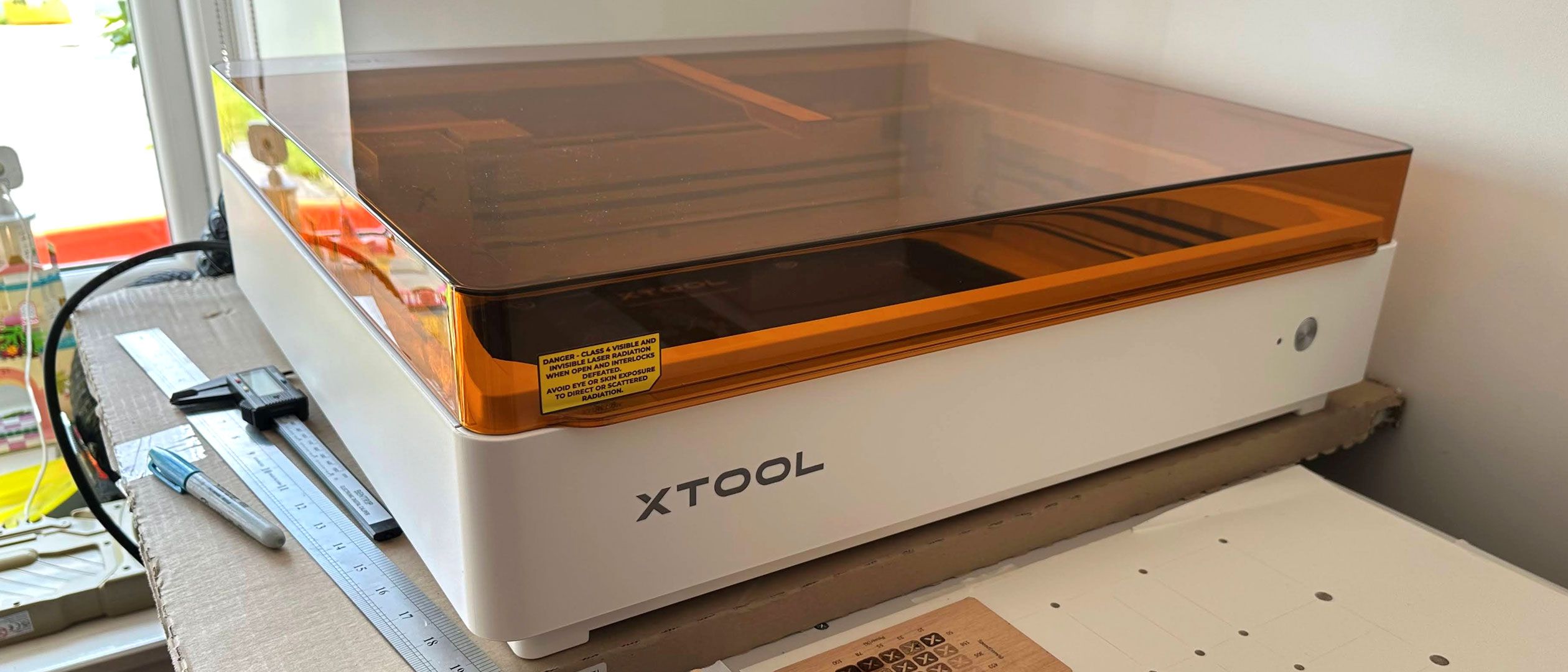 نمایی از پنل جلویی و محفظه بسته xTool M2