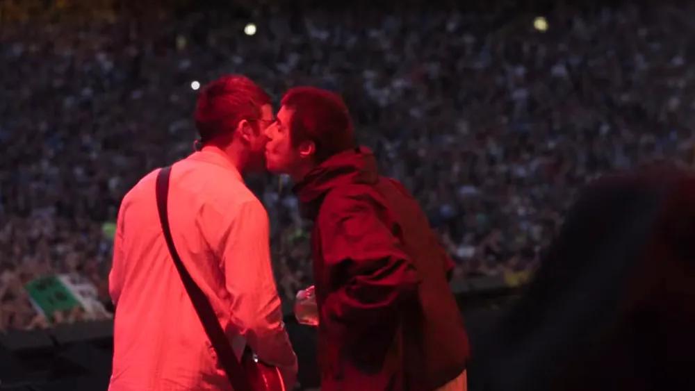 نوئل و لیام گلگر پشت‌صحنه در تریلر مستند Oasis
