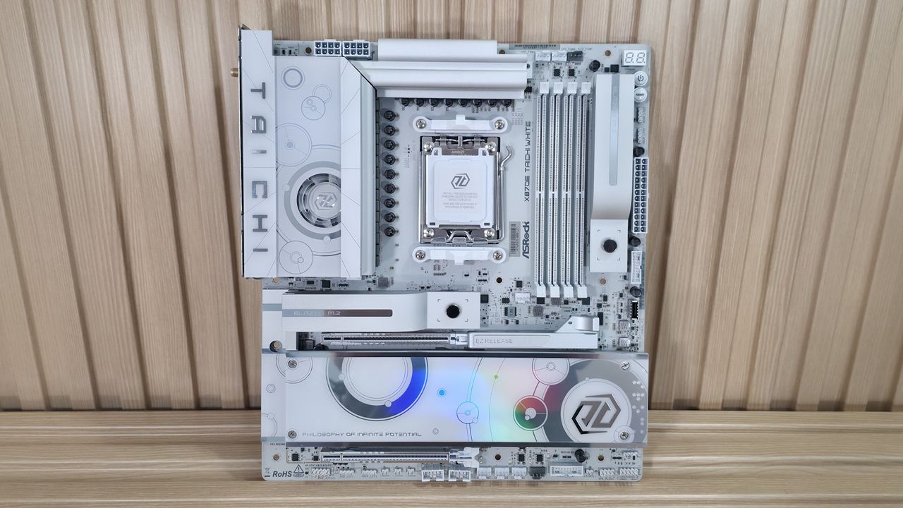 نمای نزدیک مادربرد ASRock Taichi White و هیت‌سینک‌های سفید