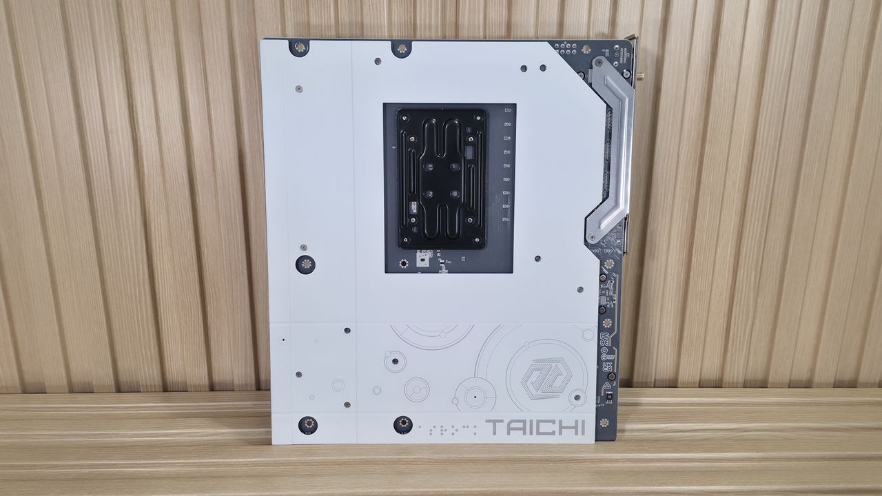 پنل پشتی مادربرد ASRock Taichi White با پورت‌های متعدد USB و اترنت