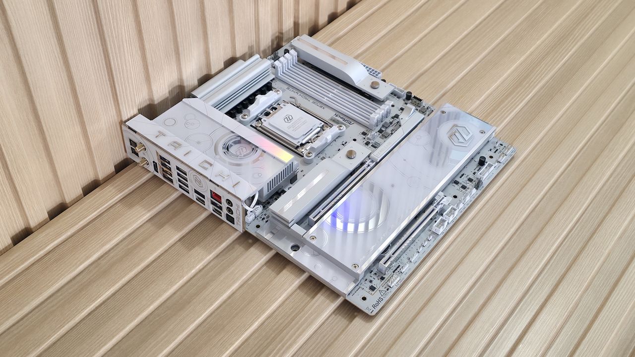 زاویه‌ای از مادربرد Taichi White و اسلات‌های PCIe