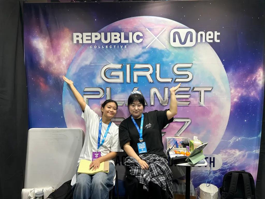 شرکت‌کنندگان کی‌پاپ در صف آزمون‌ 'Girls Planet' در KCON لس‌آنجلس