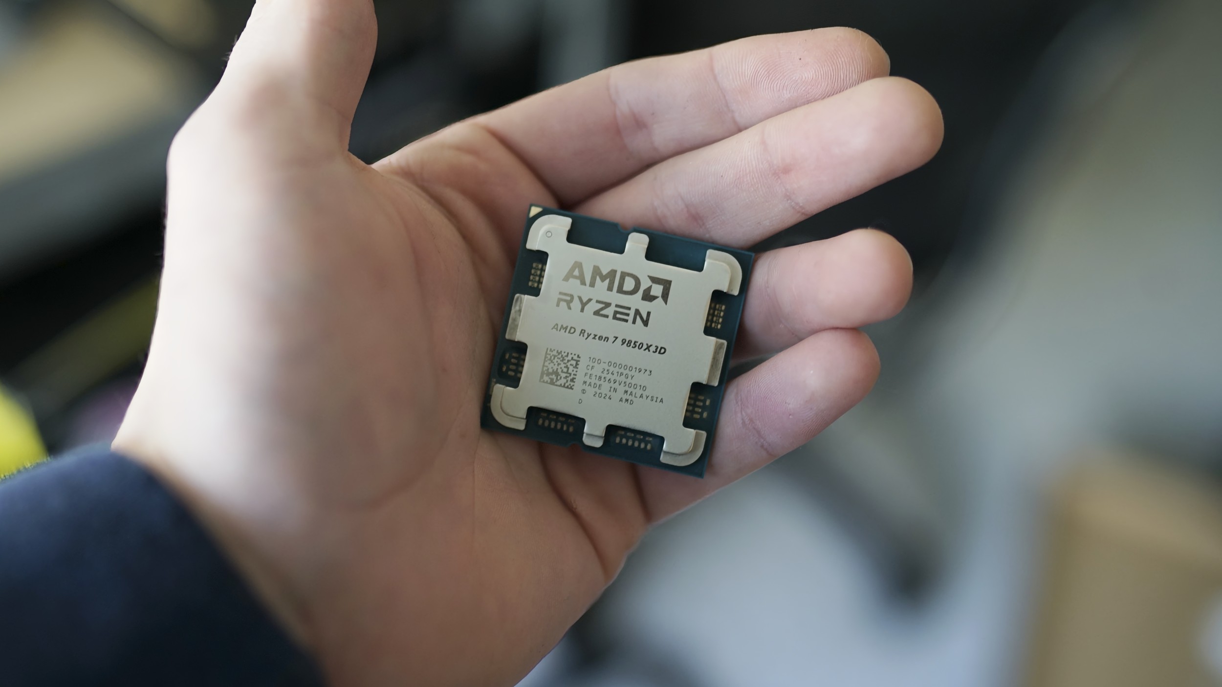 نمای نزدیک پردازنده Ryzen 9 9950X3D2 دِلید شده