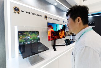 پنل QD-OLED 31.5 اینچی سامسونگ