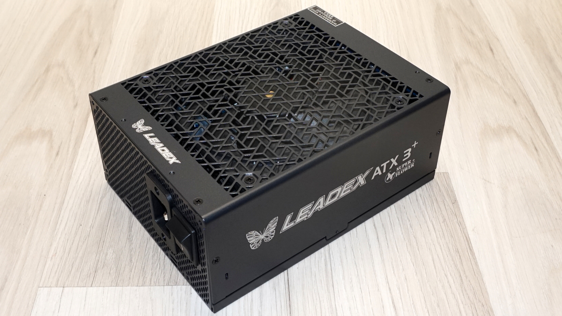 نمای پورت‌ها و کابل‌های منبع تغذیه Seasonic RX-1600