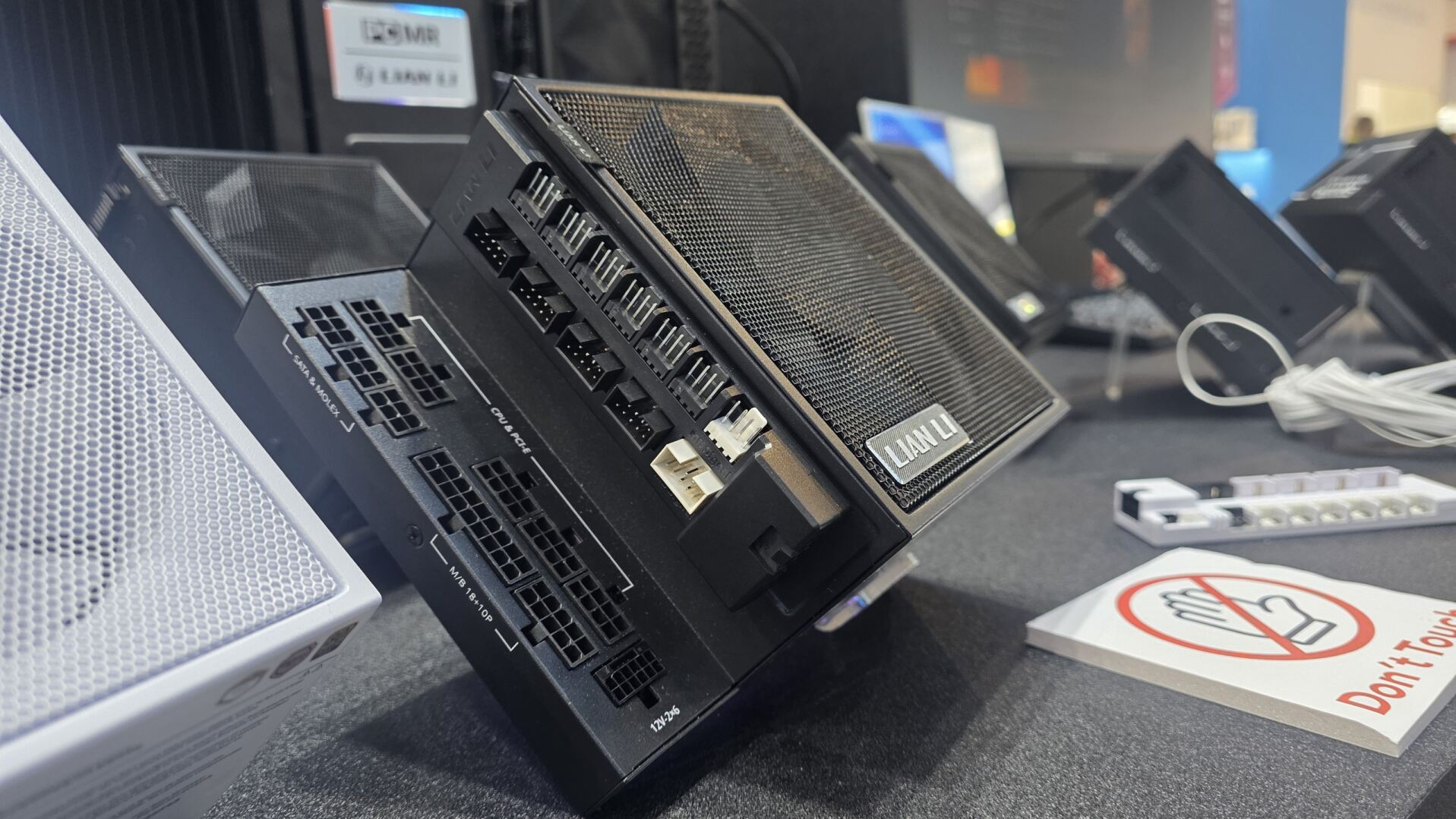 تصویری از بستهبندی و نشانهای گواهی 80 Plus روی جعبه Seasonic RX-1600
