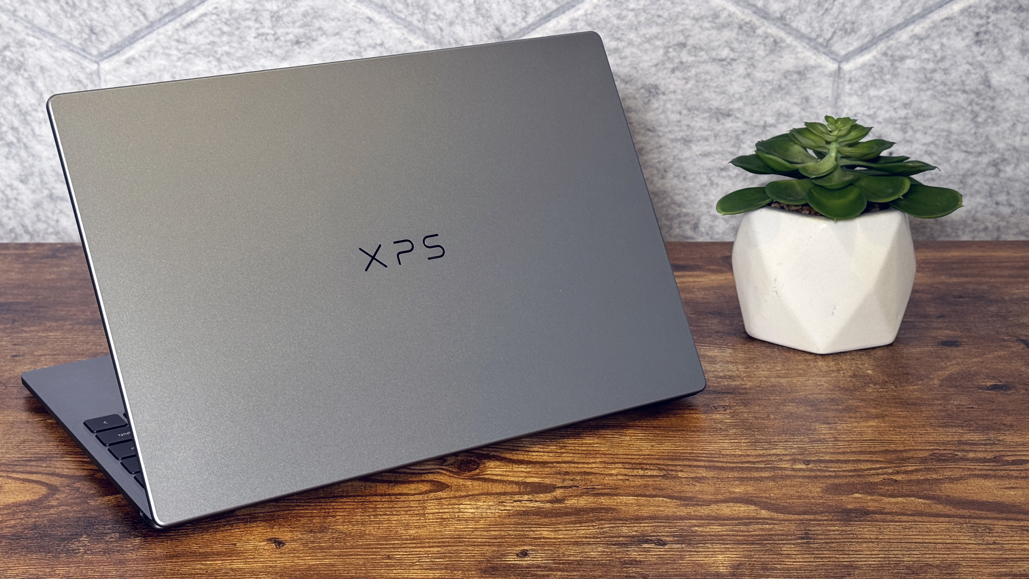 نمای کناری و پورت‌های دل XPS 13 2026