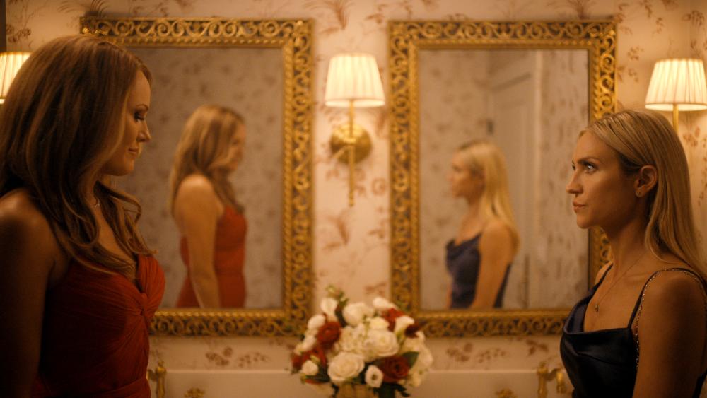 صحنه‌ای از فصل دوم The Hunting Wives با حضور Brittany Snow و Malin Åkerman