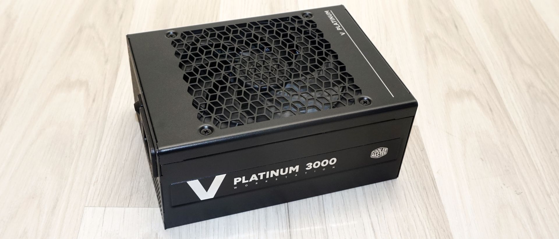 نمای جلویی و کانکتورها Cooler Master V Platinum 3000