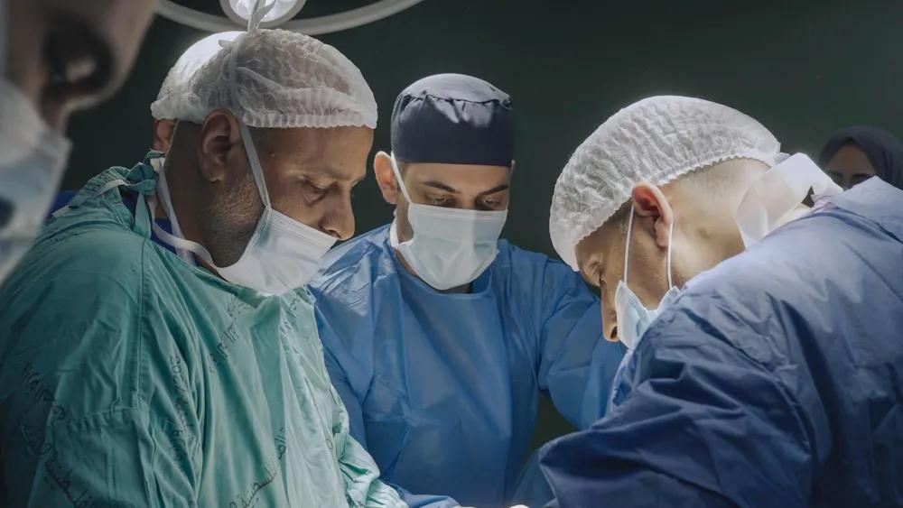 پزشکان حاضر در مستند American Doctor در حال گفت‌وگو