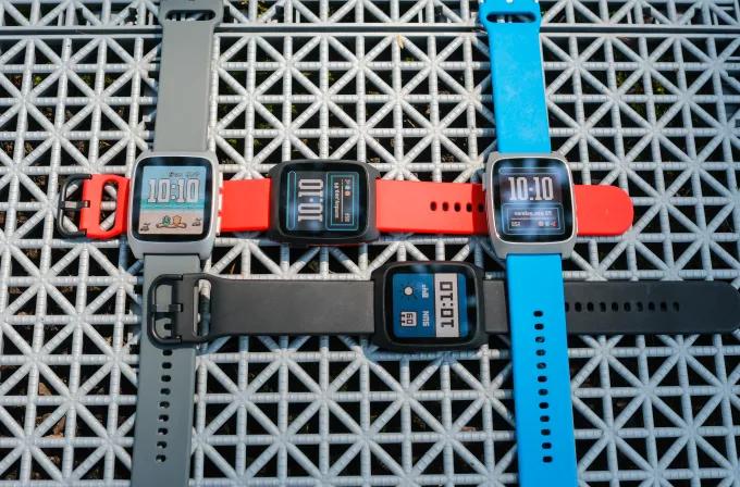 Pebble Time 2 روی مچ دست؛ نمای نزدیک صفحه رنگی e-paper