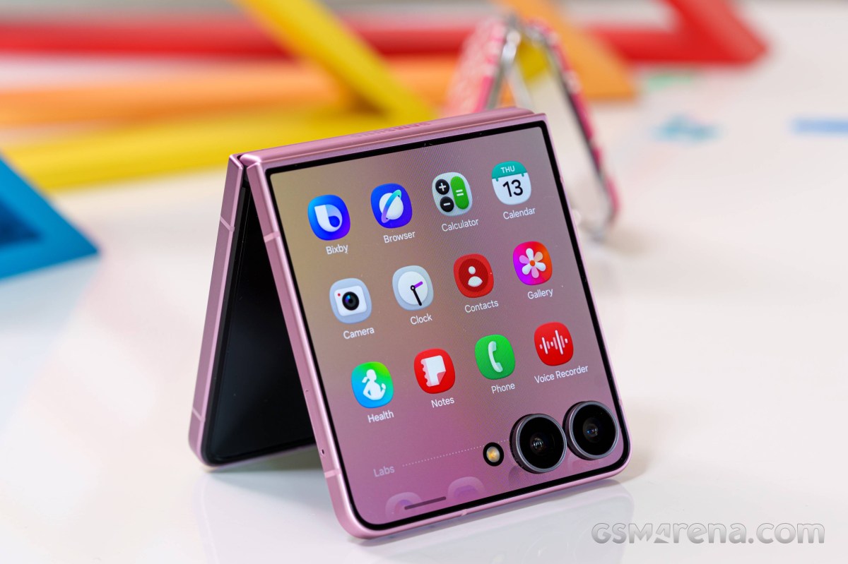  <a href="/posts/samsung-unpacked-july-2026-what-to-expect" class="internal-link text-blue-600 hover:underline">سامسونگ گلکسی زد فلیپ 8</a> باز و نمایشگر داخلی