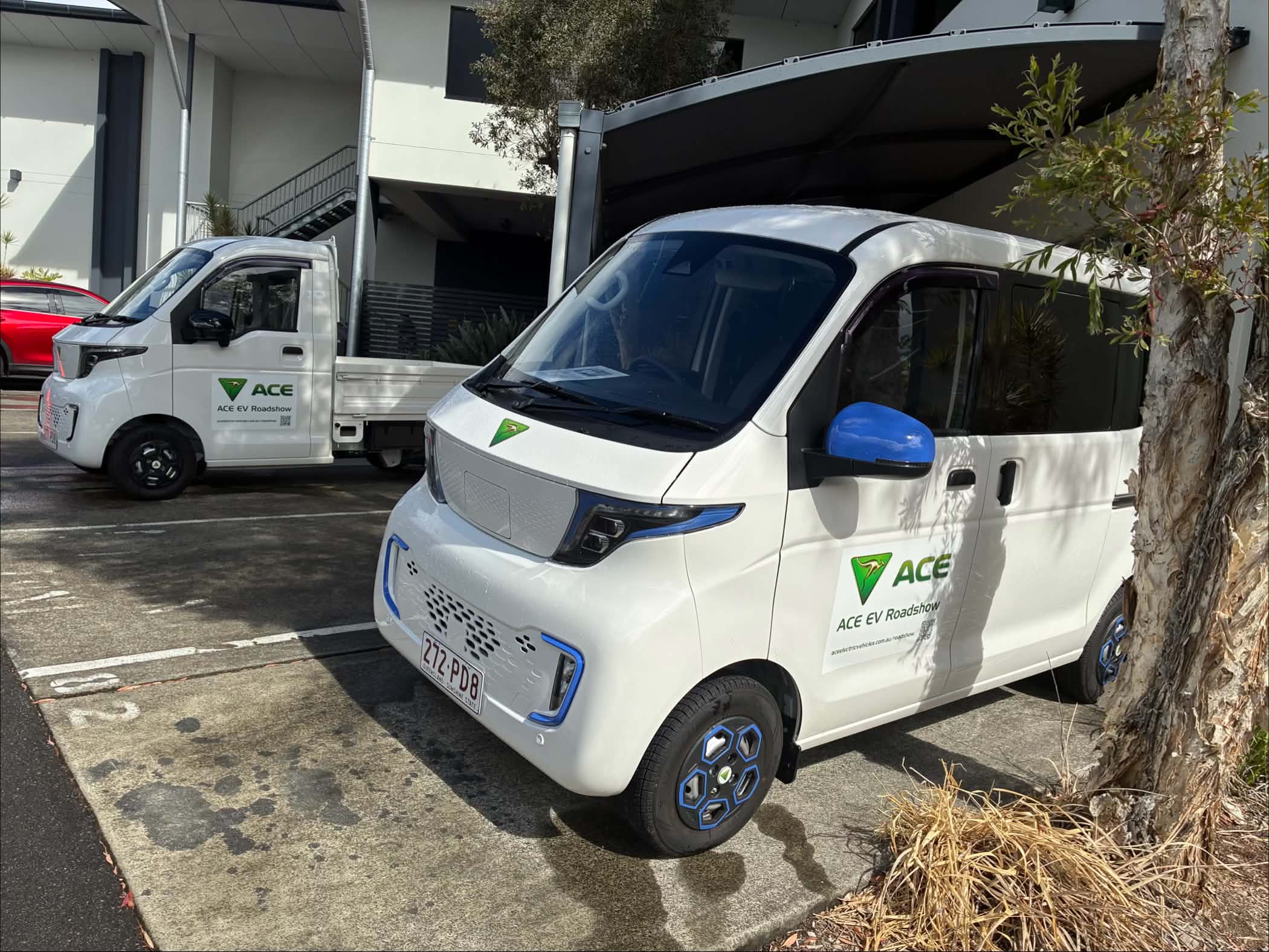نمای عقب و محفظه بار yewt با چراغ‌های LED