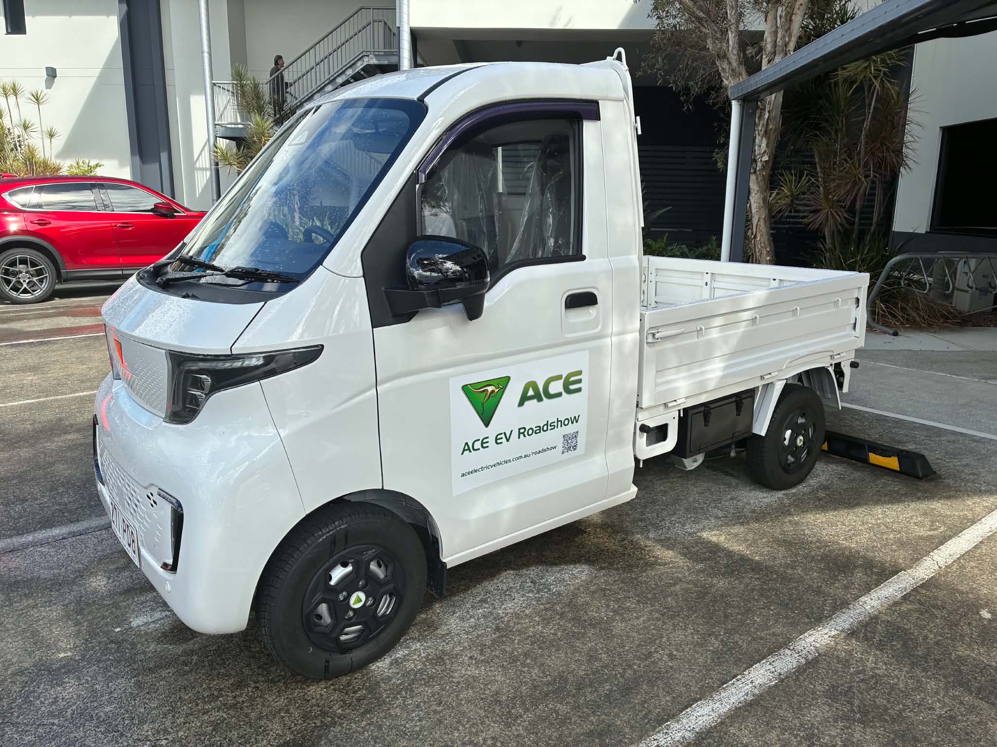 نمای جانبی مینی‌وان ACE EV در پارک صنعتی