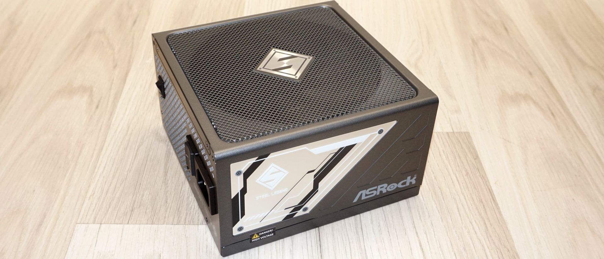 نمای کناری ASRock SL-1200P با کانکتورهای خاکستری