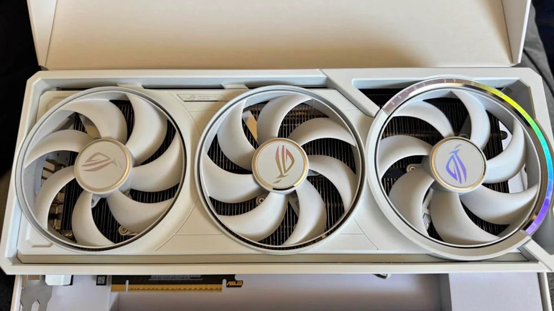 جعبه کارت PNY GeForce RTX 5080 OC روی قفسه