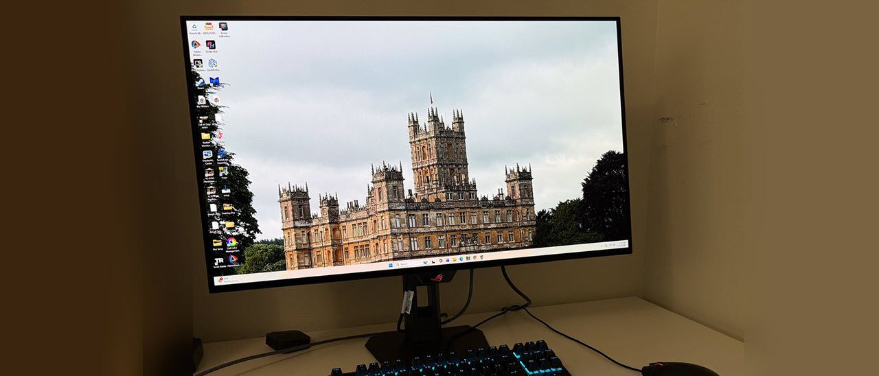 نمای جلوی مانیتور Asus ROG Strix XG32UQWMS