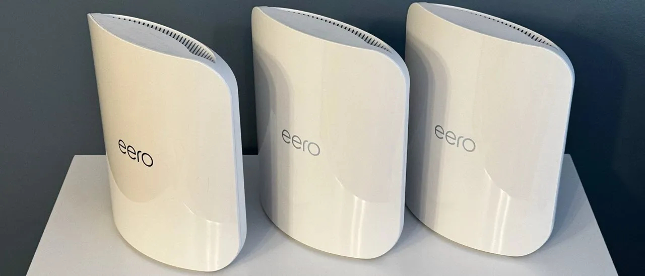 پک سهتایی TP‑Link Deco 7 Pro BE13000 روی میز