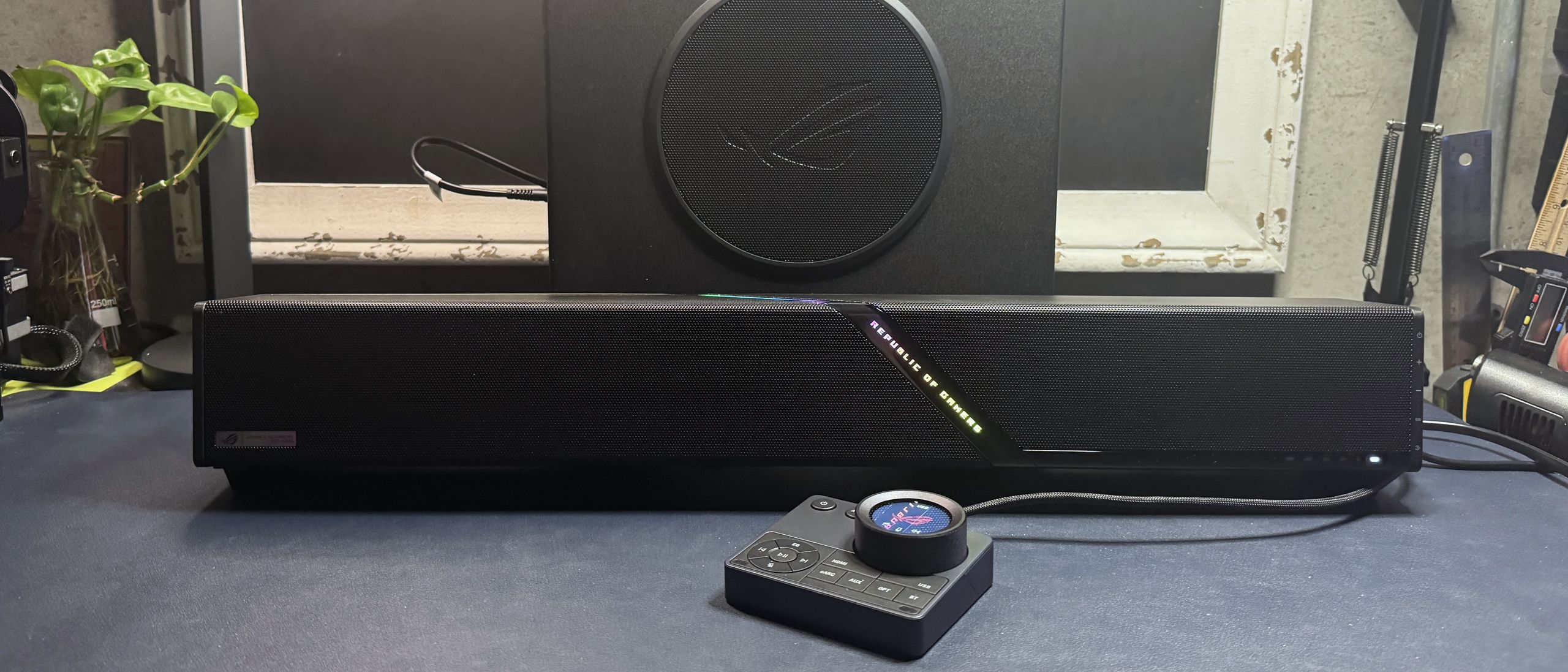 نمای جلویی Asus ROG Gjallar با نوار نور ROG