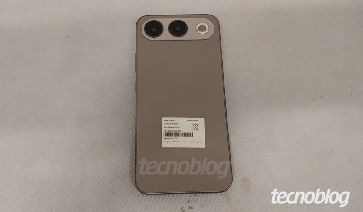 اوپو A7 Pro از کنار؛ طراحی و ضخامت دستگاه