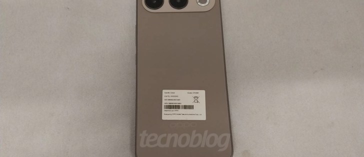 نمای پشتی اوپو A7 Pro با قاب دوربین افقی
