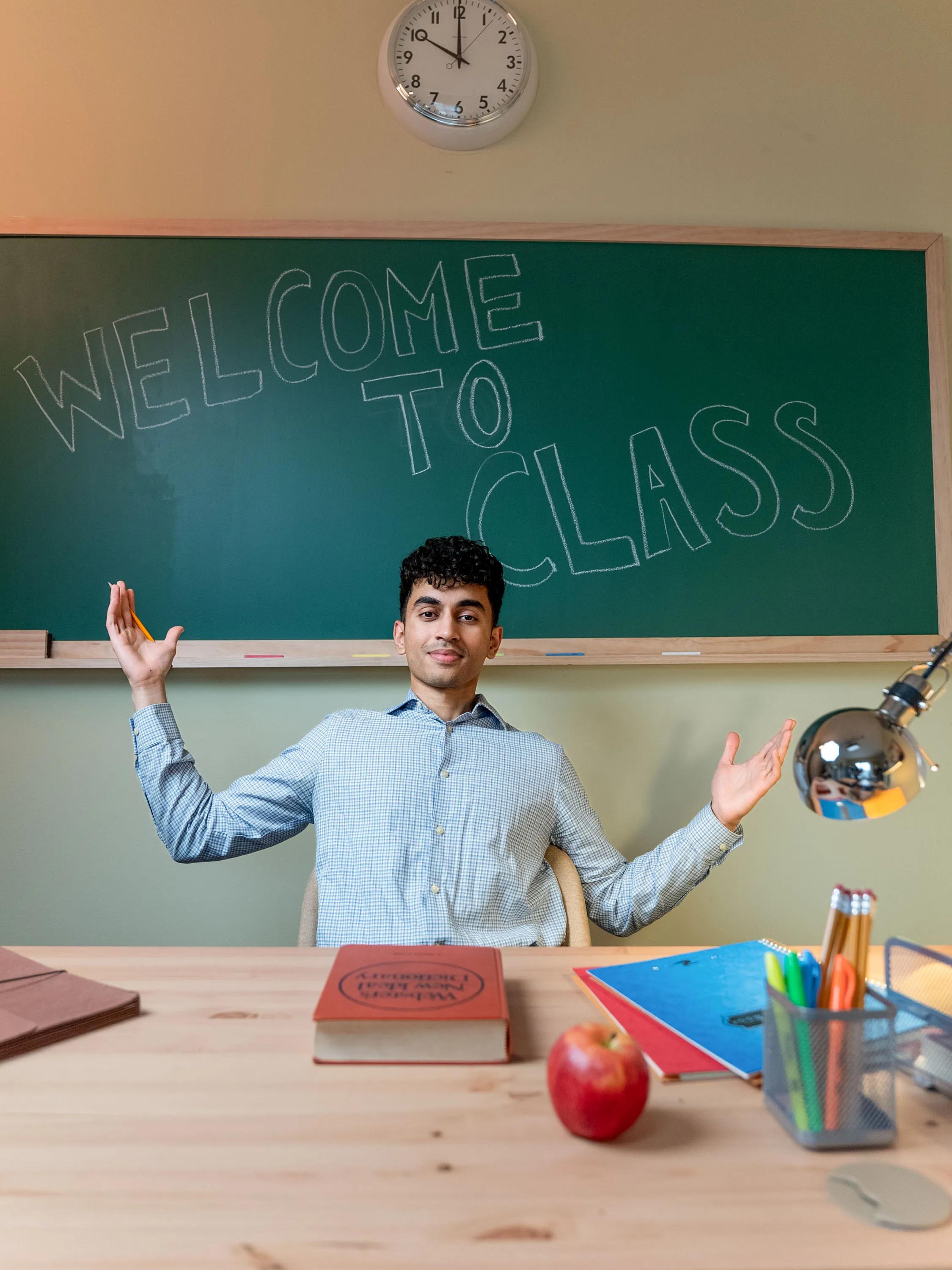 گوهار خان در حال ضبط ویدئو برای کانال آموزشی