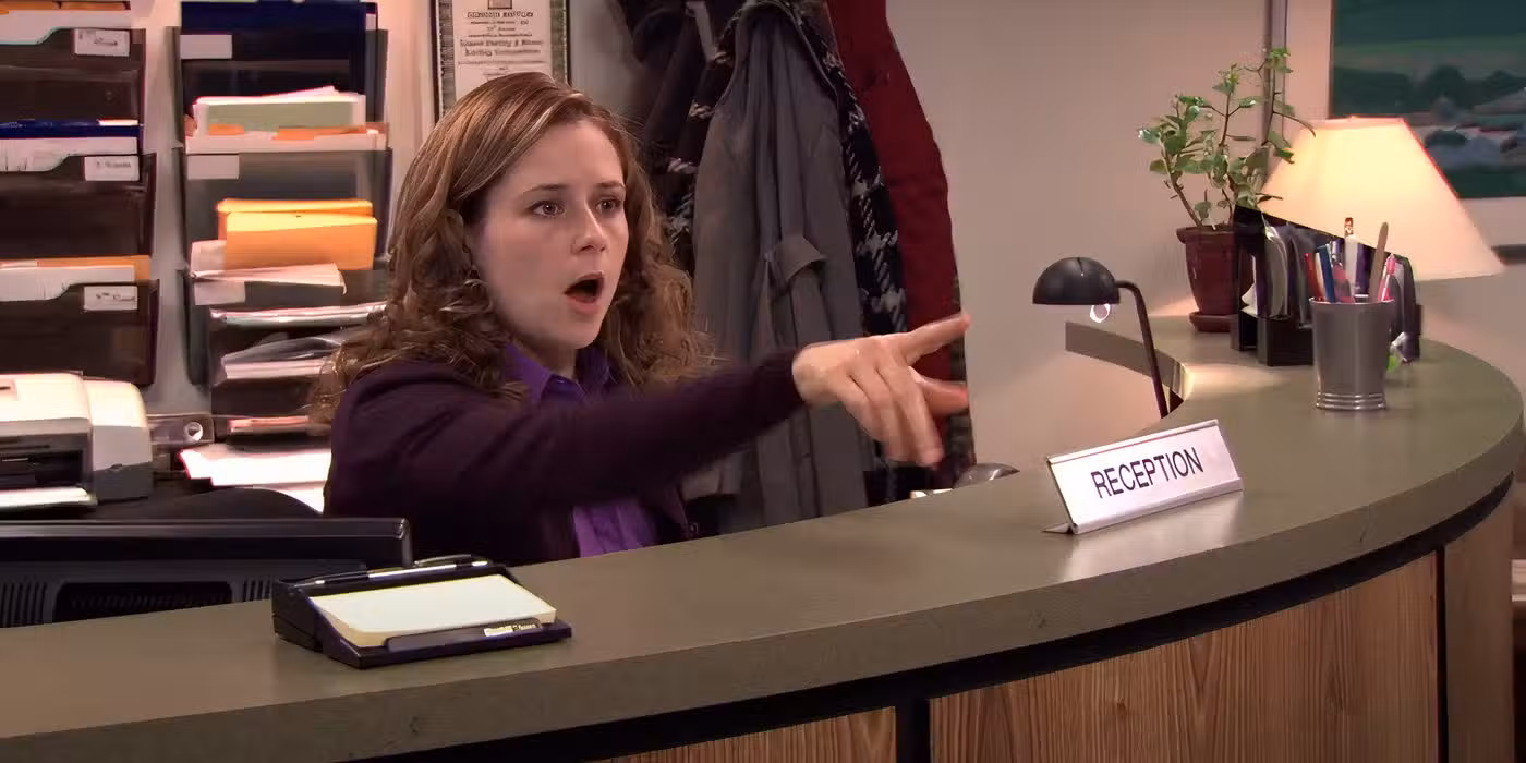 صحنه‌ای از افتتاحیهٔ آتش در The Office با هرج‌ومرج کارمندان