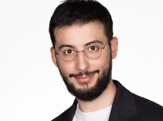 الکس پالکویی در حال سخنرانی درباره استفاده از Claude در پاسخ به رخدادها