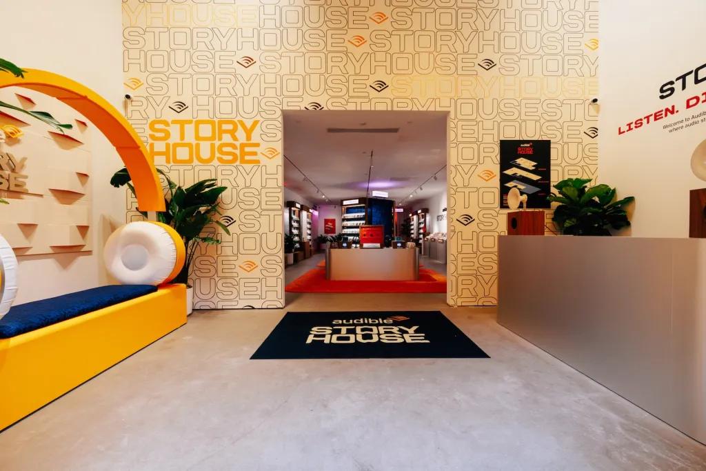 فضای درونی Audible Story House با ایستگاه‌های شنیداری