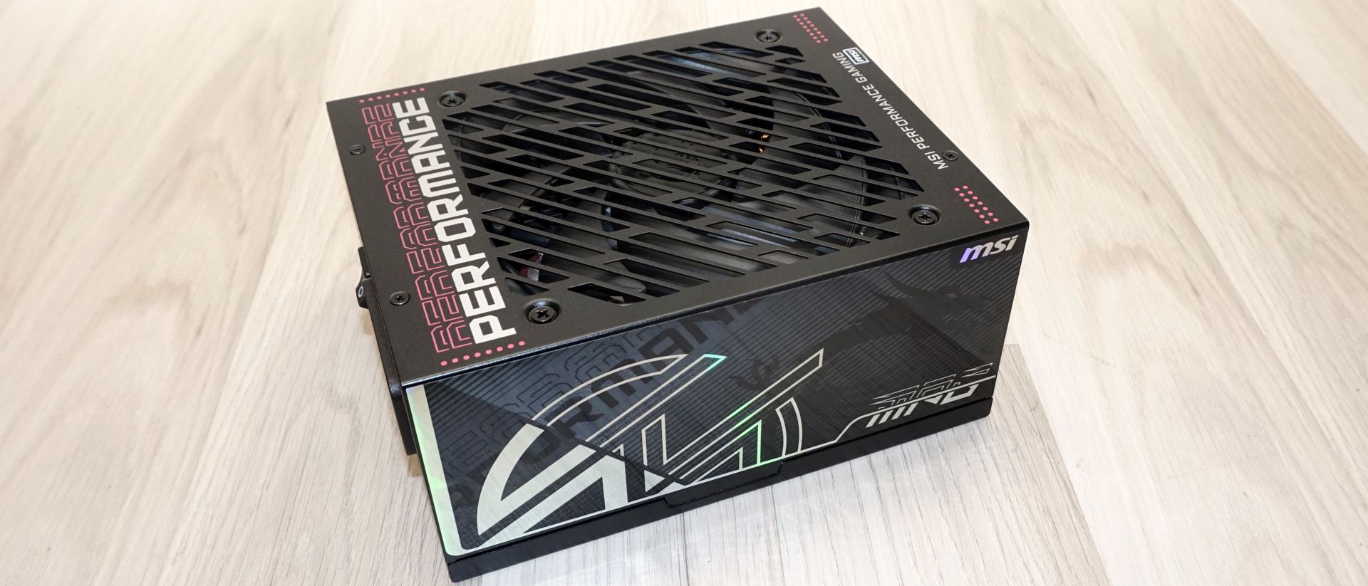 نمای کناری منبع تغذیه MSI MPG Ai1600TS با لوگو و برچسب‌ها