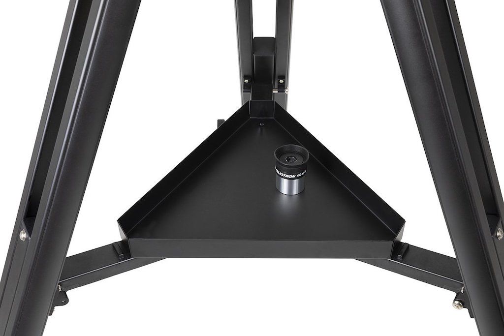 تلسکوپ Celestron StarSense DX 130AZ در محیط شب برای رصد اجرام آسمانی