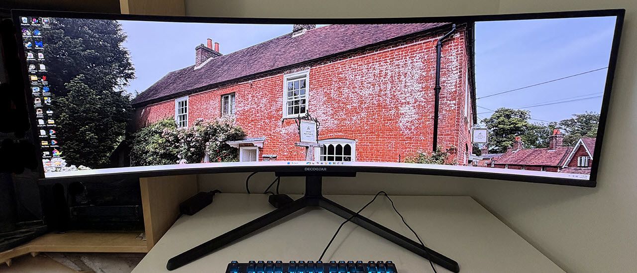 نمای جانبی مانیتور دکو گیر DG49OLED240 روی میز