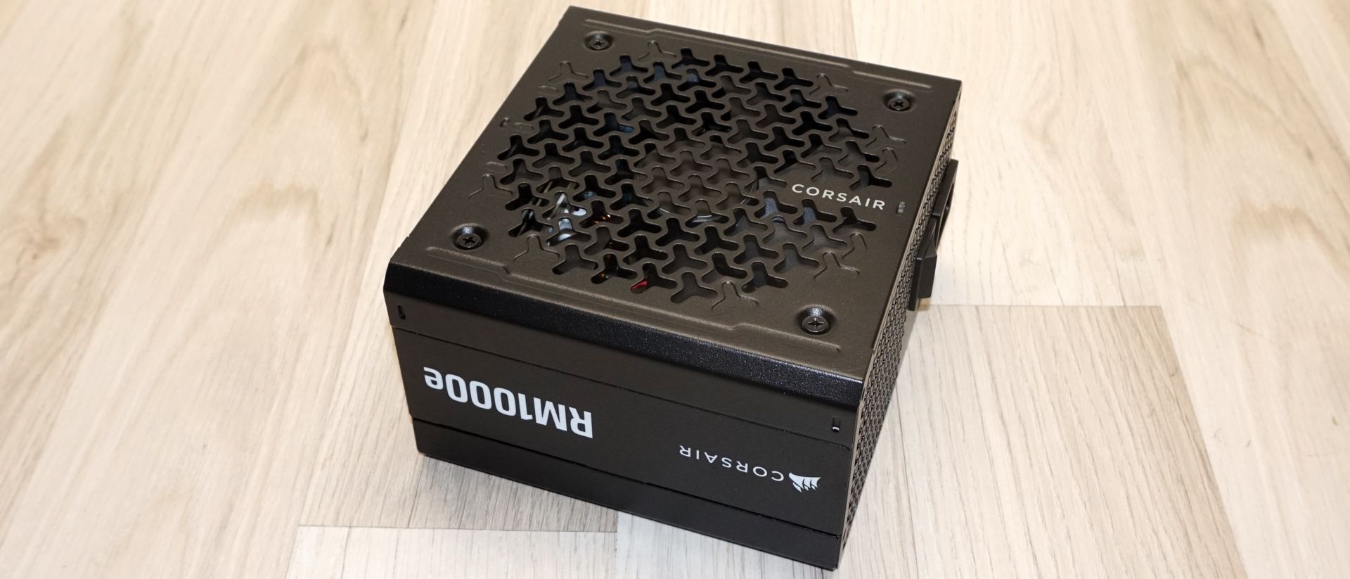 کورسیر RM1000e از نمای جلو و پنل ماژولار
