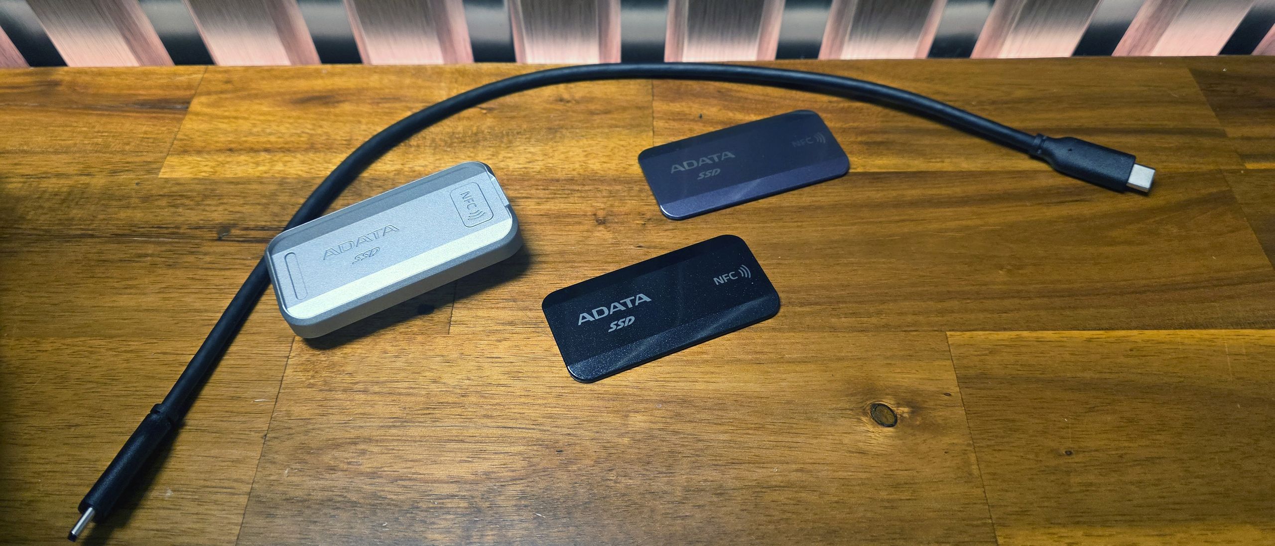 Adata Urban Tapsafe نمای نزدیک از گیره و صفحهٔ جلویی