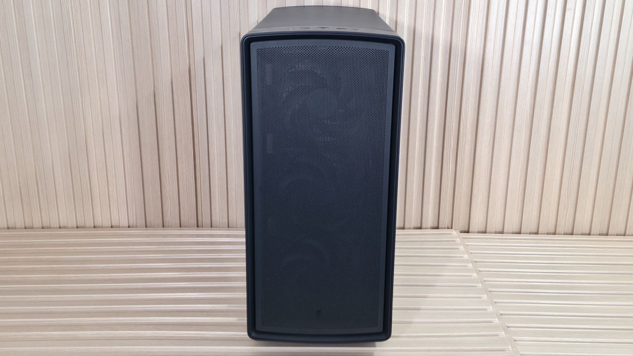 فضای داخلی کیس Fractal Summit با فن‌های 140mm و براکت‌های قابل‌حذف