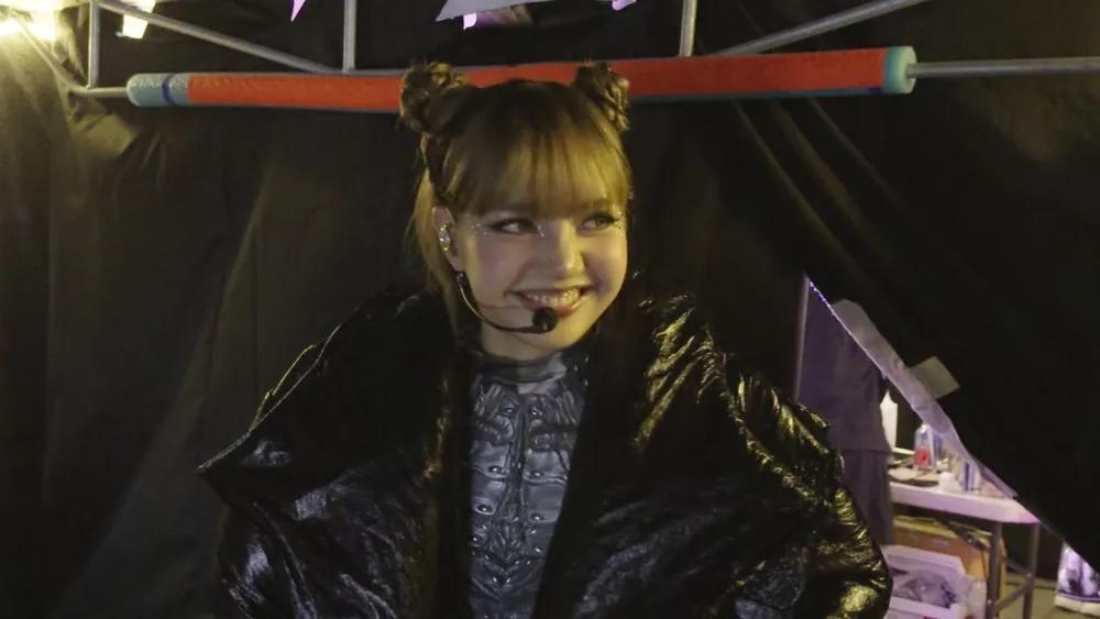 لیزا روی صحنه و پوستر مستند Always Lalisa