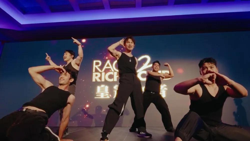 صحنه‌ای از پشت صحنه تولید Rags 2 Richmond با اعضای تیم