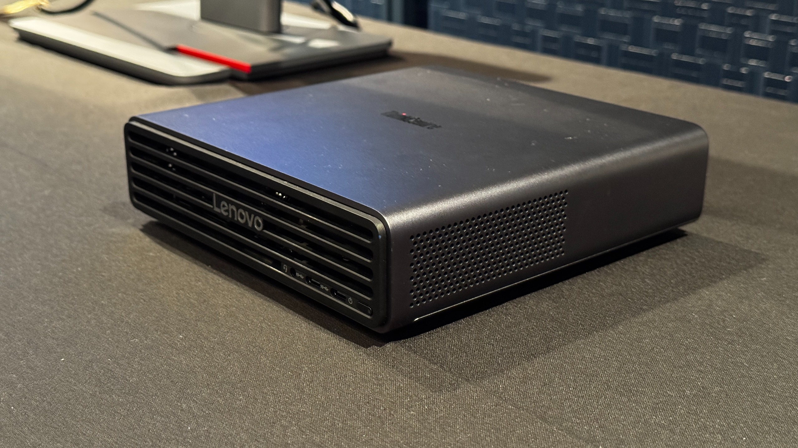 نمای جانبی و درگاه‌های پنل پشتی لنوو ThinkCentre X Ultra