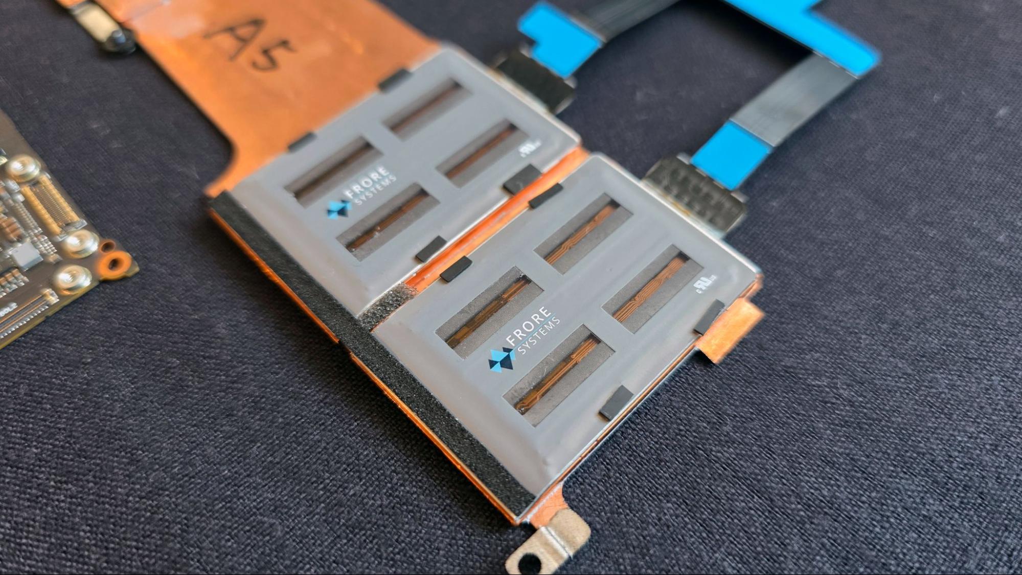 نمای نزدیک کانسپت AeroBlade لنوو، بدنه باریک و پورت‌های USB-C