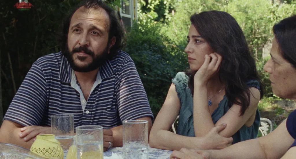 کنت برانا و هیام عباس در نمایی از فیلم Atonement