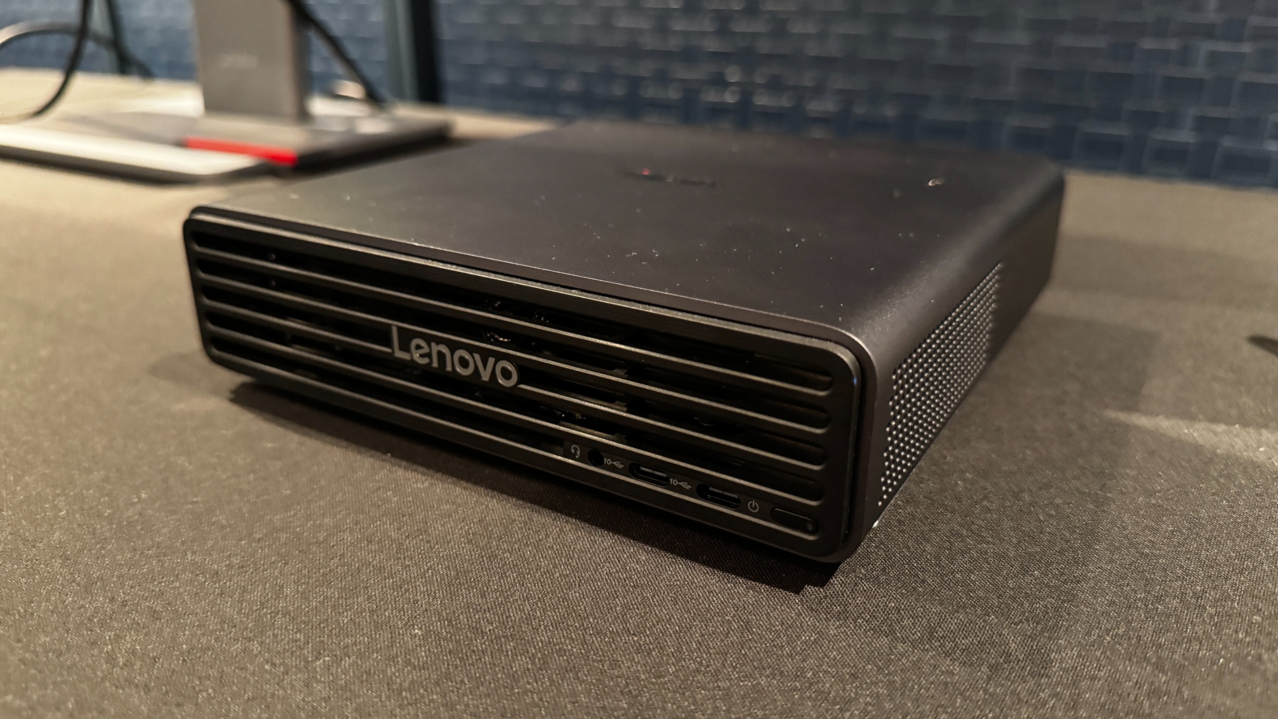 نمای داخلی از ماژول‌های حافظه و شتاب‌دهنده‌های مایع‌خنک